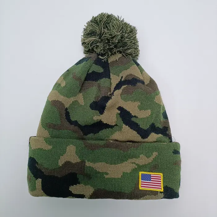 Chapeau en laine tricoté avec badge brodé pompon camouflage vert militaire