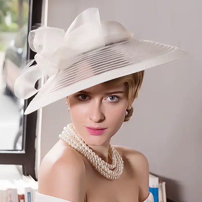 Fascinateurs de fête de thé de tri élégants pour femmes, chapeau de mariage blanc, chapeaux à large