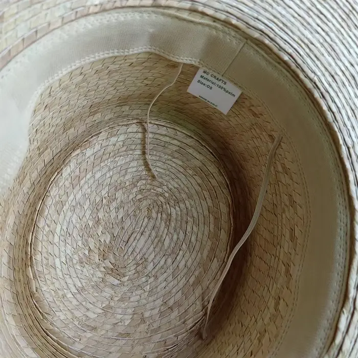 Chapeau de paille en feuilles de palmier