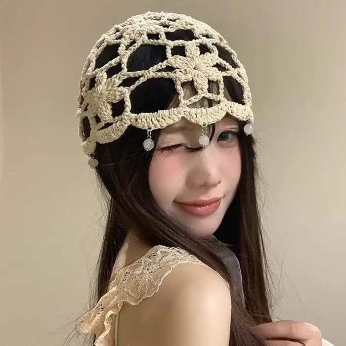 Bonnet tricoté style bohème à fleurs au crochet