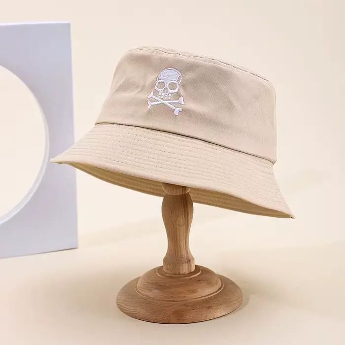 Chapeau bob pour femme avec broderie de crâne