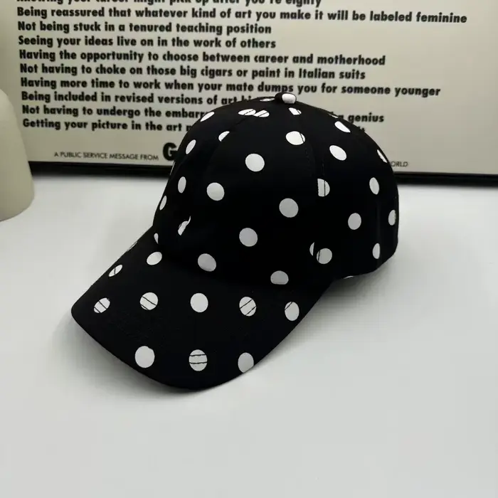 Casquette de baseball à pois noirs et blancs : protection solaire, effet amincissant pour le visage,