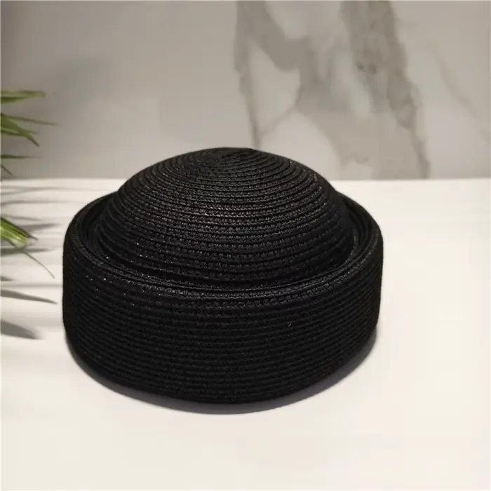 Chapeau de soleil en paille style rétro, design artistique, large bord, texture tressée, dessus conc