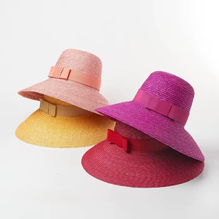 Chapeau de paille coloré avec nœud décoratif