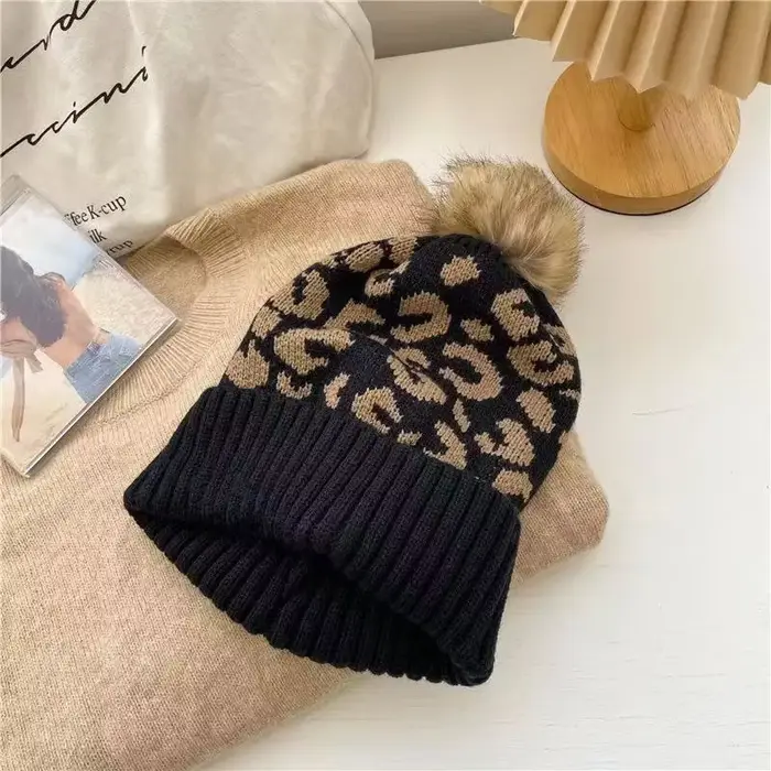 Chapeau de mode casquette léopard imprimé ourlet bouclé boule de cheveux tricoté