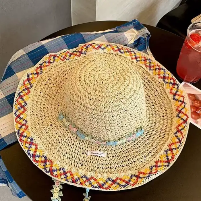 Chapeau de paille élégant pour femme style sport avec bord en dentelle protection solaire et décorations florales pour la plage et les activités de plein air