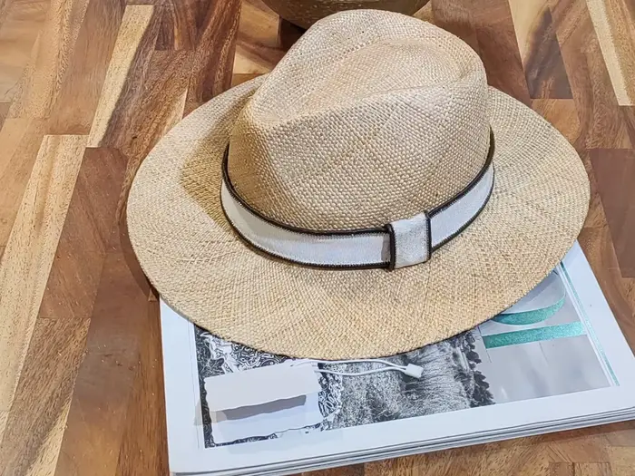 Chapeau à large bord en paille fait main