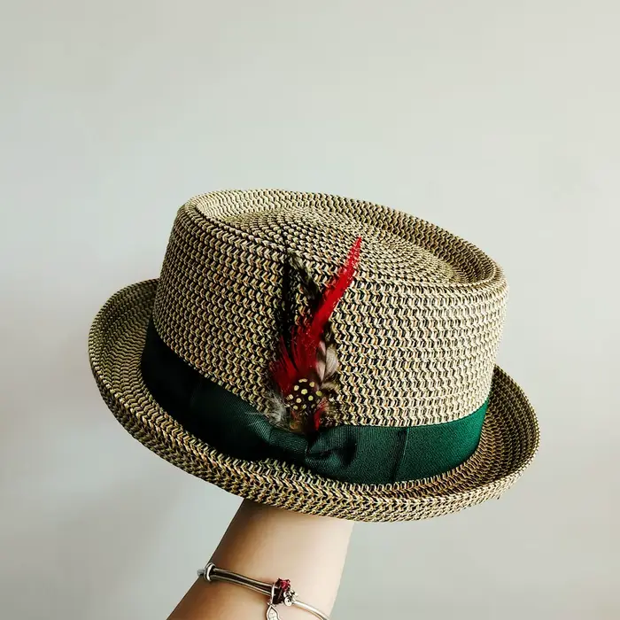 Chapeau Pork Pie vintage en paille avec plume
