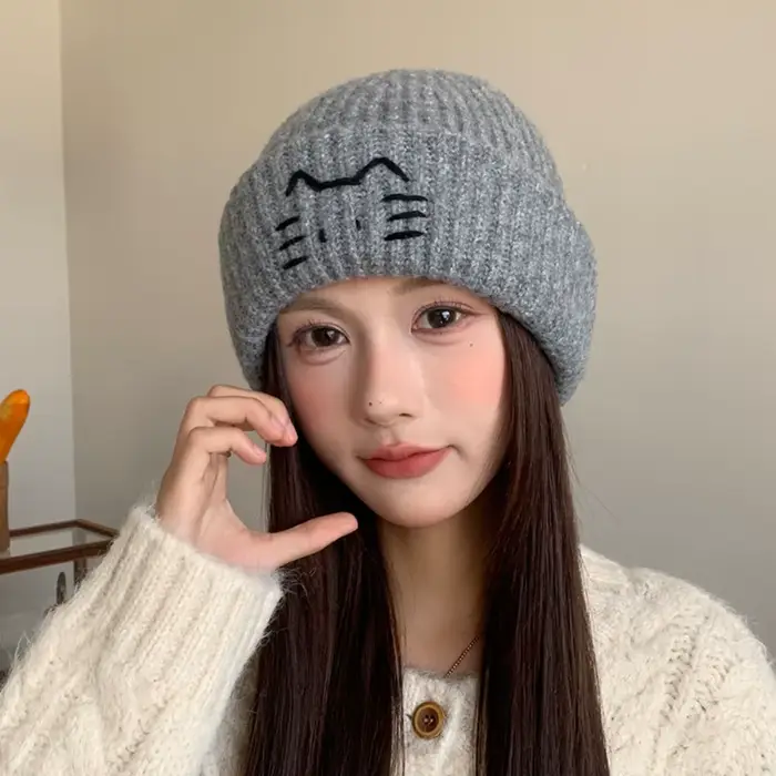 Bonnet tricoté en laine chaude avec motif chaton brodé mignon, style vintage rétro, pour l'hiver