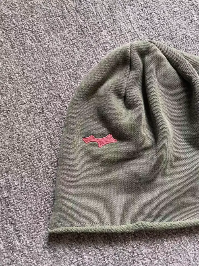 Bonnet tricoté à franges de couleur bonbon