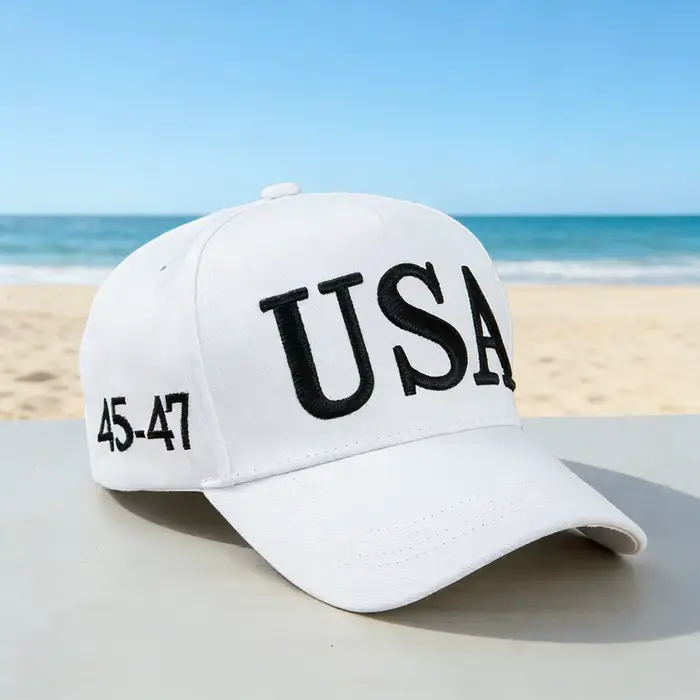 Un chapeau américain blanc à la mode avec des détails "45-47"