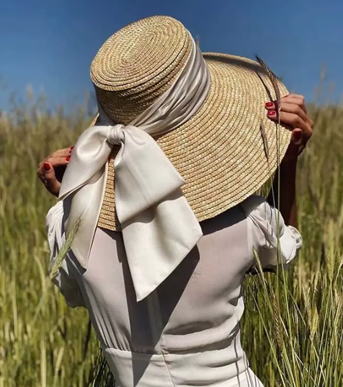 Chapeau d'été en paille à large bord avec nœud surdimensionné