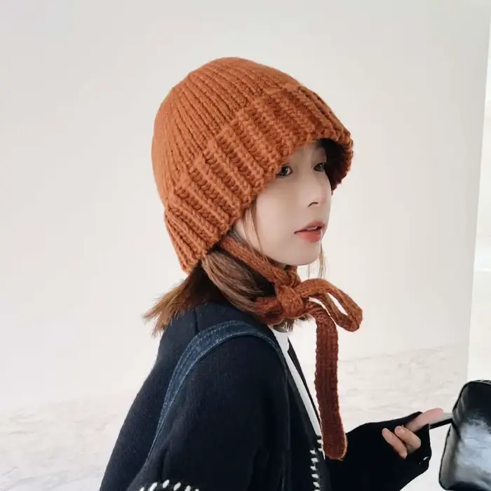 Chapeau tricoté rétro avec sangle à nœud papillon