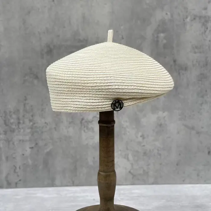 Mode été célébrité élégant stéréotype Fine paille Fedoras lettre béret femmes tourisme rétro décontracté peintre chapeau en gros
