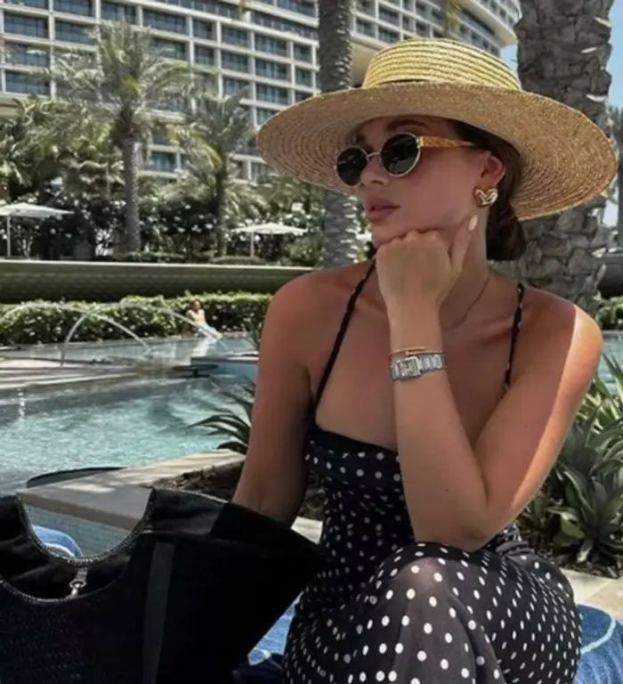 Chapeau de paille élégant à large bord pour femme