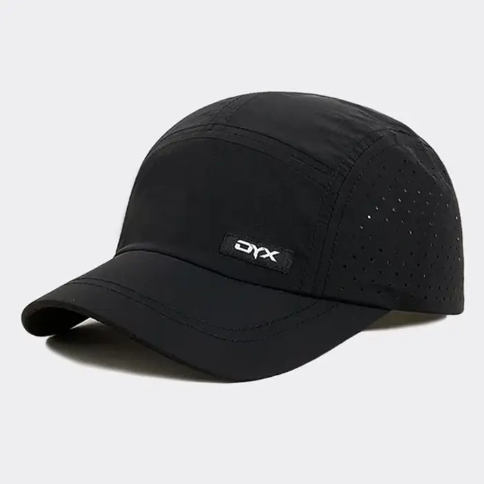 Une casquette à bord court pour hommes, nouveau style d'été, chapeau de baseball respirant et à séch