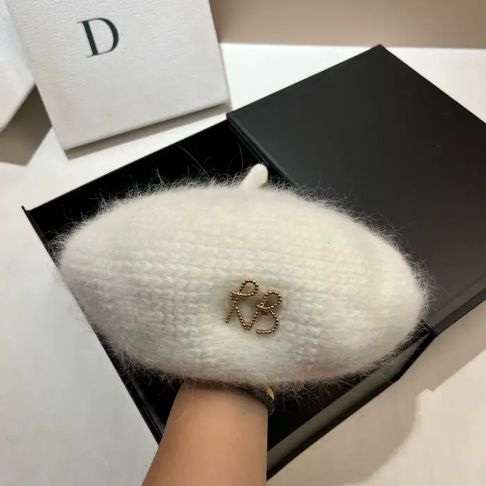 Béret chaud d'hiver pour femmes, chapeau octogonal, Accent en métal, fourrure de lapin Angora, mélan