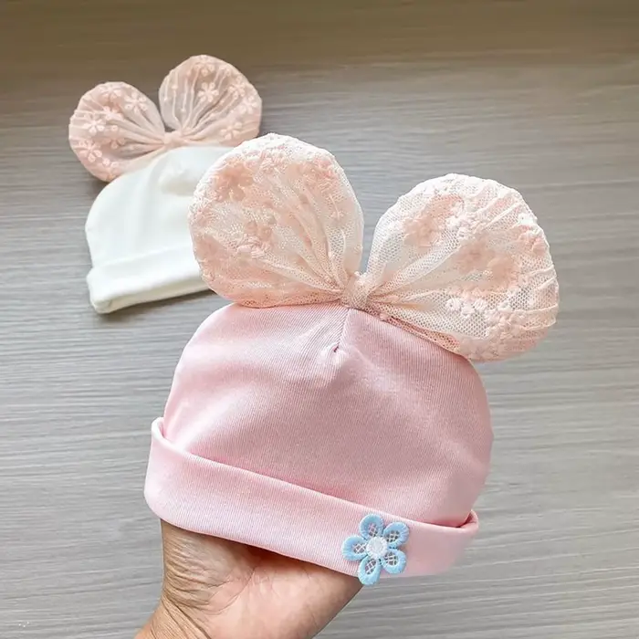 Bonnet nouveau-né en dentelle avec nœud