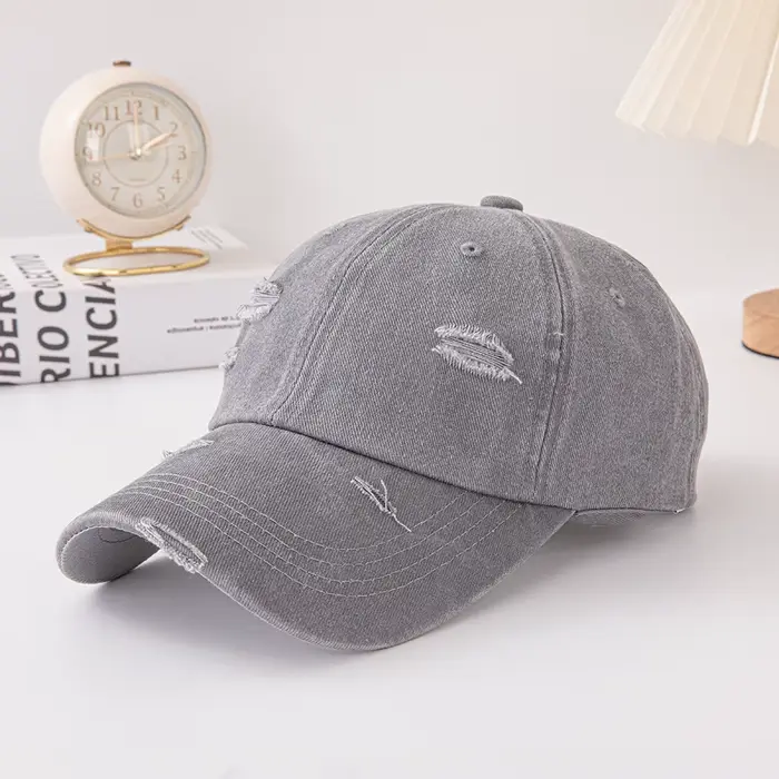 Casquette de baseball style troué : Casquette tendance, style rétro avec détails déchirés originaux.