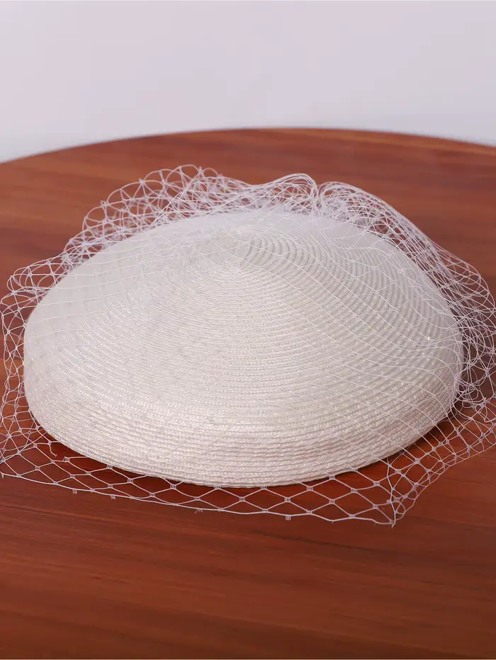 Chapeau fascinateur élégant en paille de champagne avec voile pour femme – Accessoire parfait pour mariage