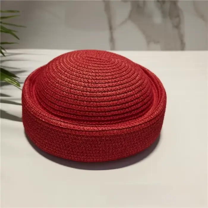 Chapeau de soleil élégant en paille de style rétro, design artistique, large bord, béret de peintre,