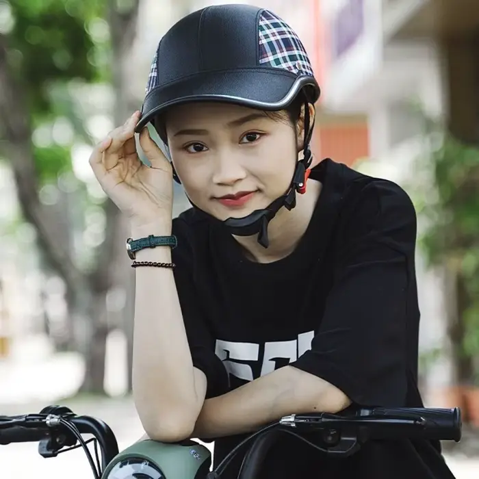 Casque de vélo de style casquette de baseball sangle réglable anti-UV pour homme et femme occasions spéciales sorties vélo