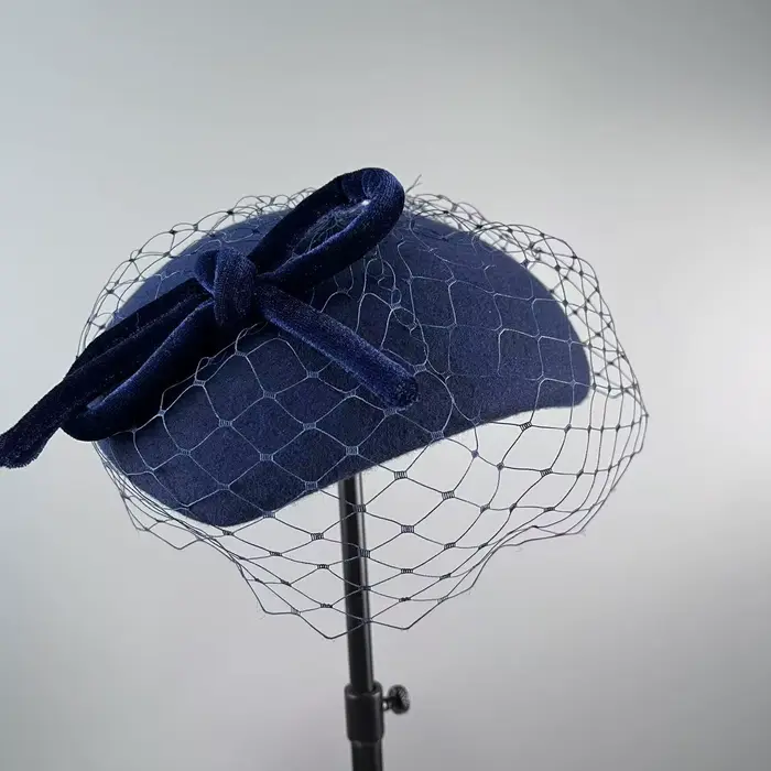 Femmes habillées chapeau fascinateur voile nœud papillon laine feutre béret pilulier