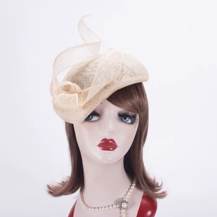 Chapeau en forme de larme pour femme