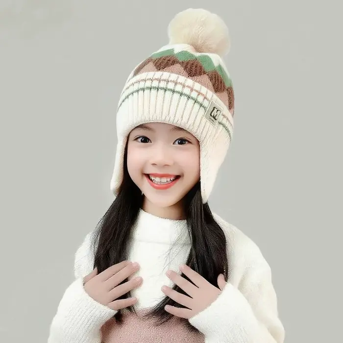 Bonnet Pom tricoté en polyester pour enfants 1-3 ans résistant au froid et coupe-vent avec détails en peluche mignons pour les sorties et activités en plein air