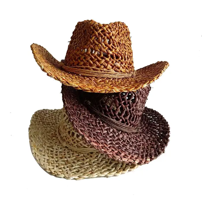 Chapeau de cowboy en matériau de coquille de maïs avec accessoires en strass et bord relevé