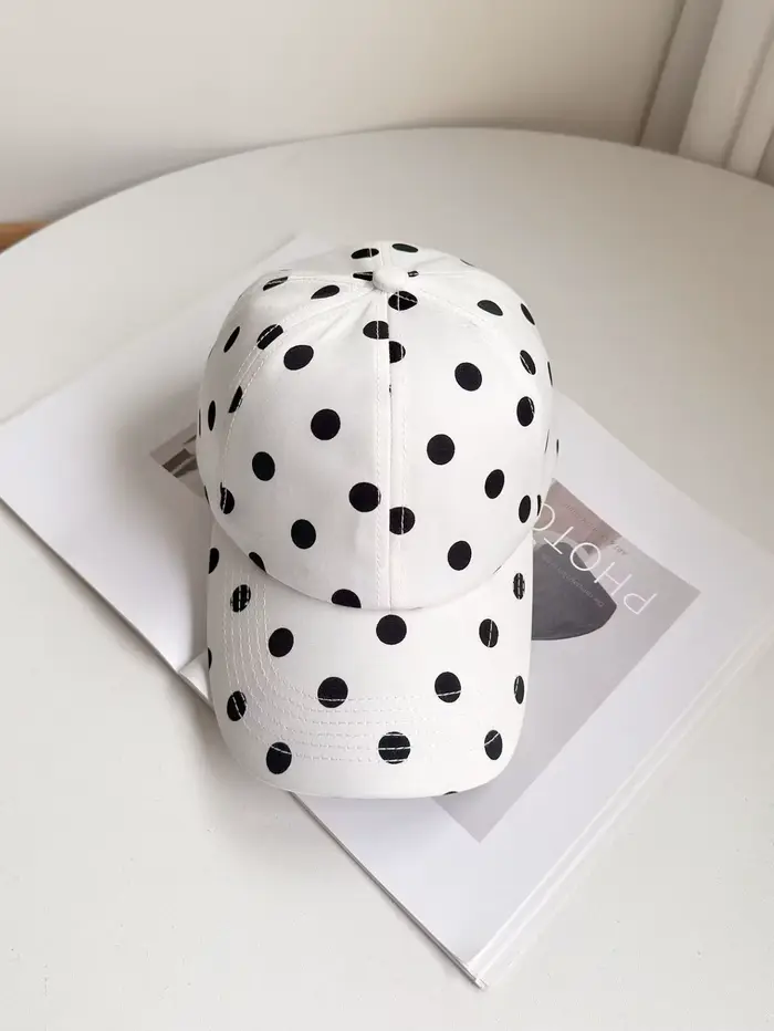 Casquette de baseball à pois noirs et blancs : protection solaire