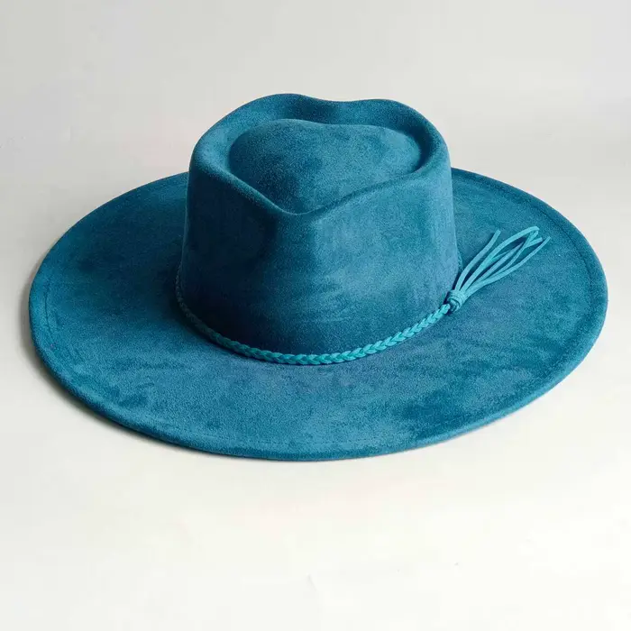 Chapeau en daim vegan bleu marine avec gravure de logo
