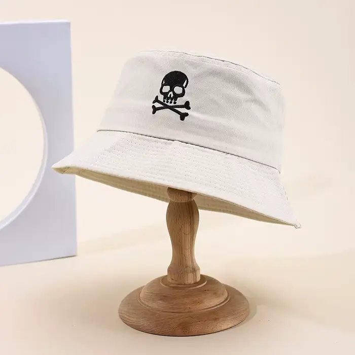 Chapeau bob pour femme avec broderie de crâne