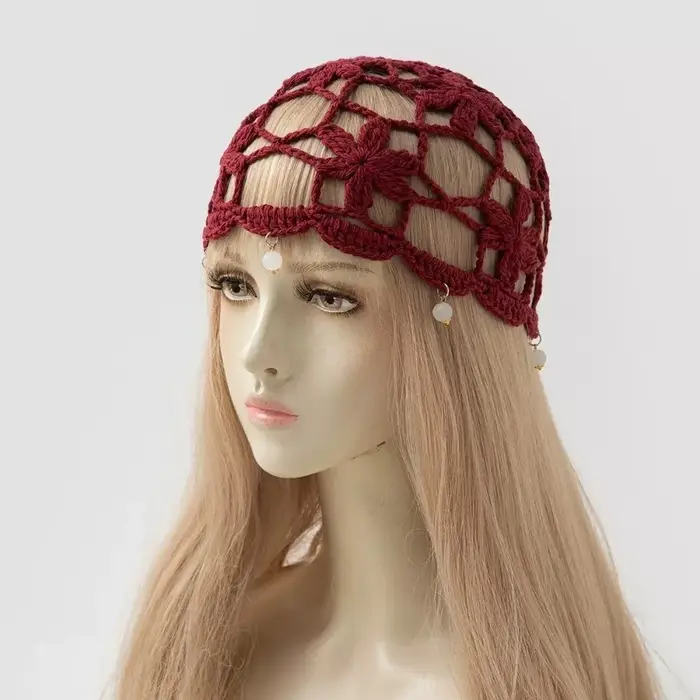Bonnet tricoté style bohème avec fleur au crochet, fait main, fin et ajouré, accessoires vestimentai