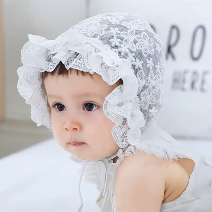 Bonnet de bébé en dentelle à fleurs