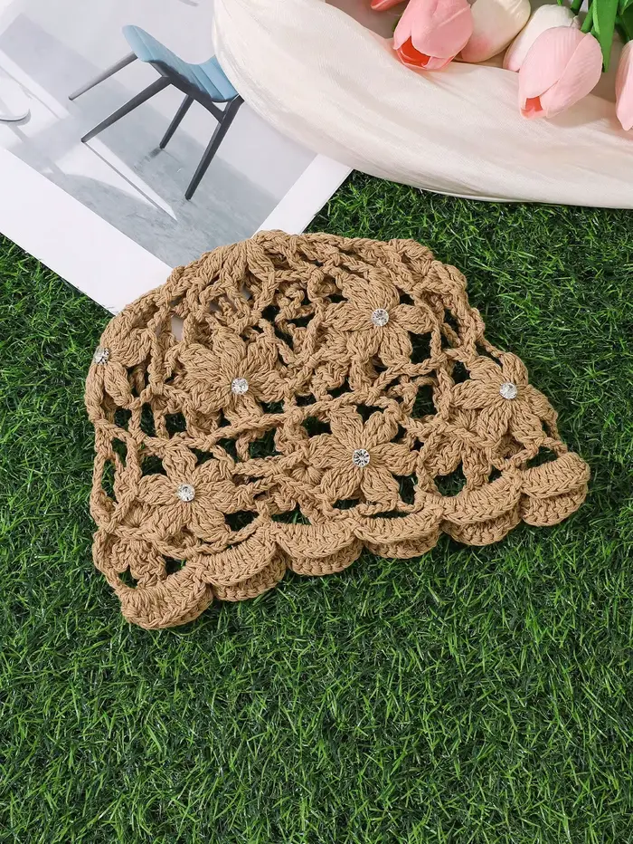1pc Bonnet tricoté style bohème décontracté et polyvalent avec strass et motif floral ajouré