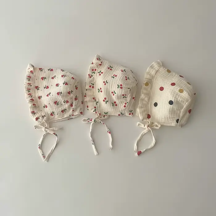 Bonnet floral mignon à volants pour nouveau-né