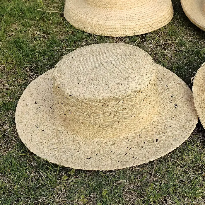 Chapeau de paille à grand bord en raphia