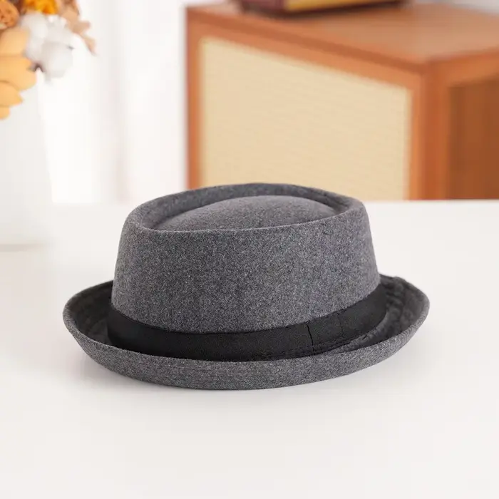 Chapeau melon en feutre de laine avec couronne texturée et bord roulé |   Style vintage britannique 