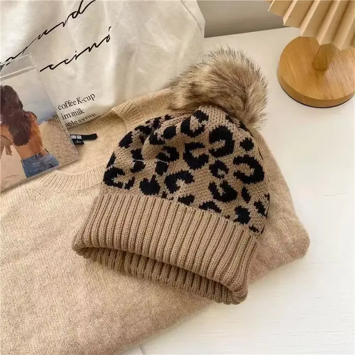 Chapeau de mode casquette léopard imprimé ourlet bouclé boule de cheveux tricoté