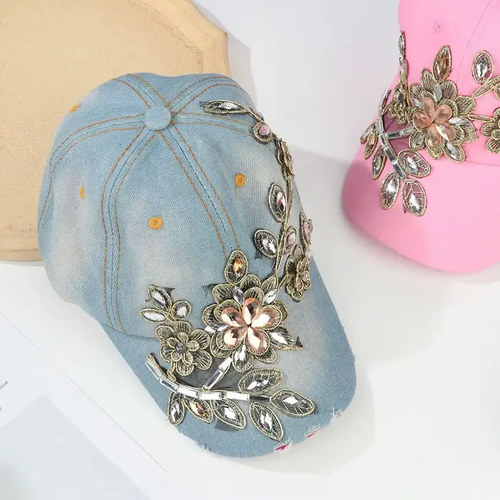 Chapeau de sport pour femme orné de strass appliqués à la main