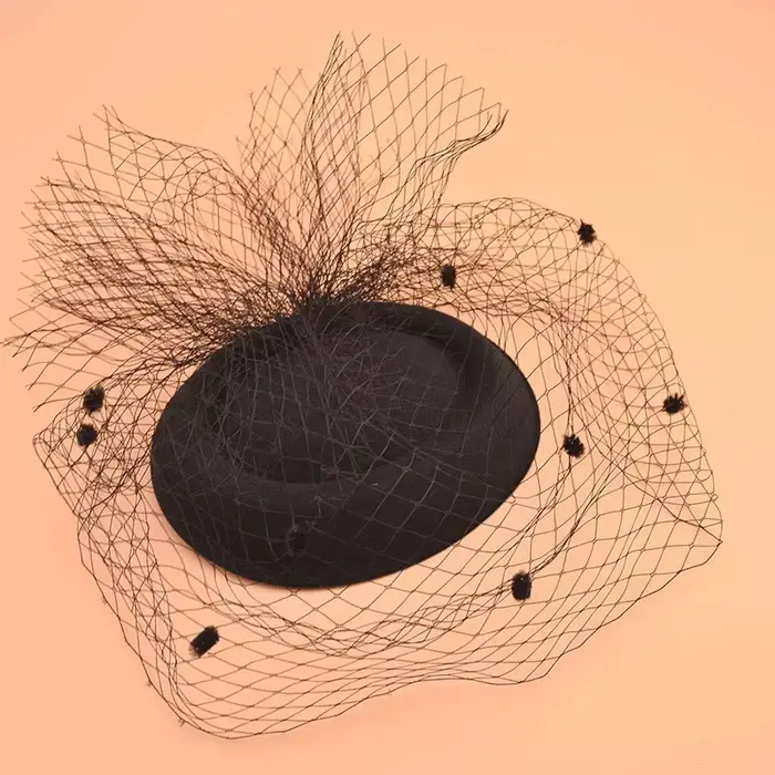 Chapeau fascinateur Chic fait à la main pour femmes