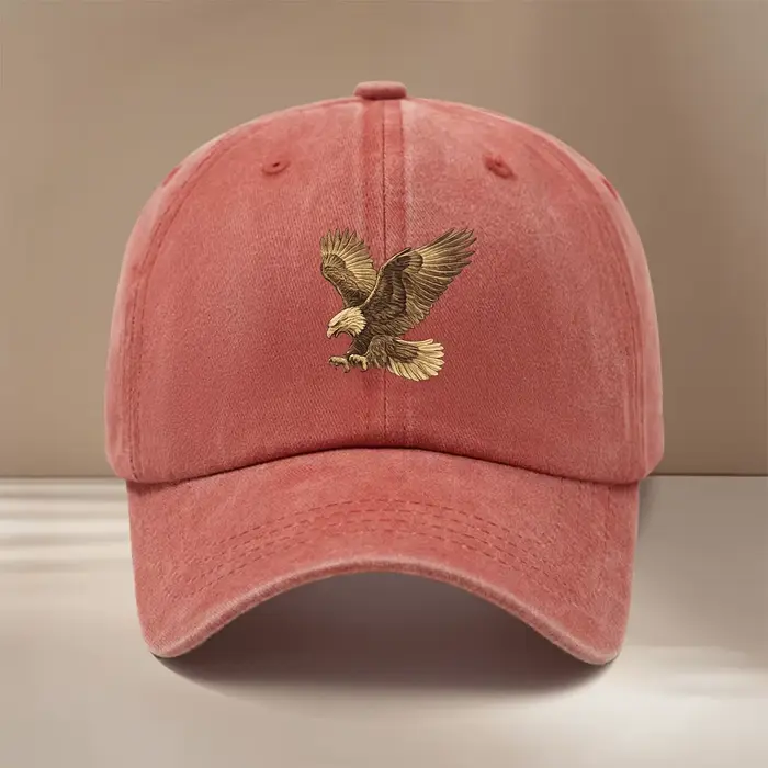 C'est une casquette de baseball tendance et minimaliste avec un motif d'aigle marron, taille réglabl