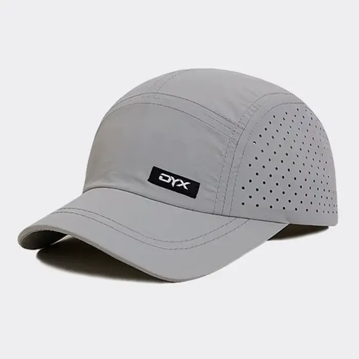 Une casquette à bord court pour hommes