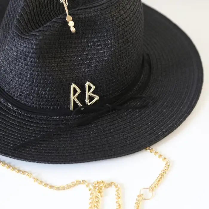 Chapeau de paille tendance avec lettres métalliques RB pour femmes et hommes