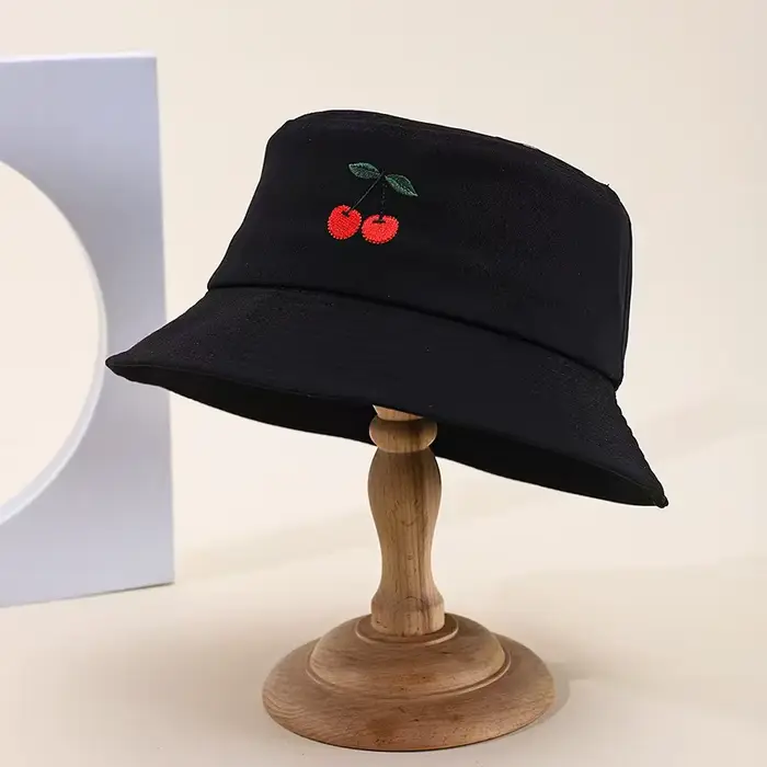 Chapeau bob pour femme brodé de cerises – protection solaire, polyvalent et conçu pour affiner le vi