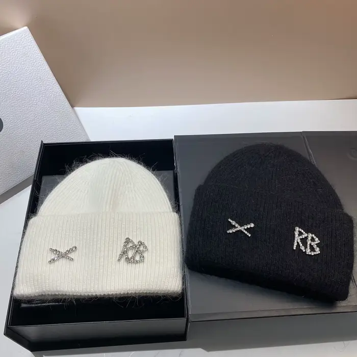 Chapeau tricoté en poils de lapin avec lettres RB